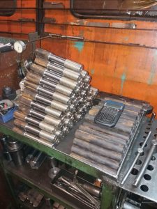 шпильки для резьбового соединения.